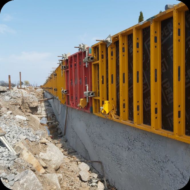 Formed concrete wall with bracing during construction